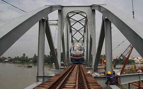 Chính thức thông tàu cầu Ghềnh, nối lại tuyến đường sắt Bắc - Nam